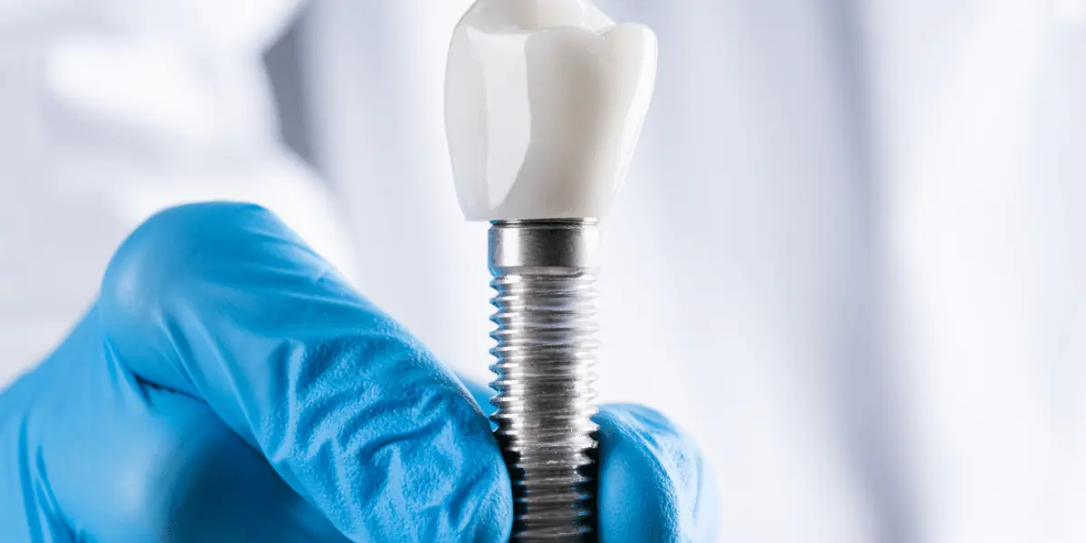 Como apertar implante dentário